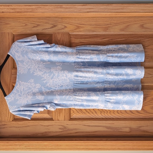 Heimish flowy top - Picture 2 of 2